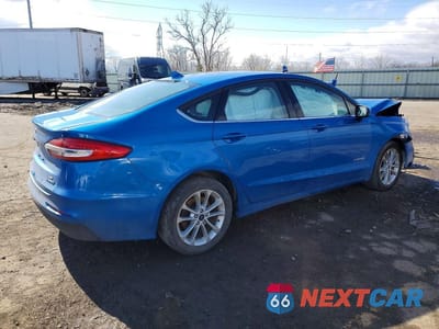 Trzecie zdjęcie samochodu z tyłu: 2019 FORD FUSION SE VIN:3FA6P0LU3KR197131 - miniatura