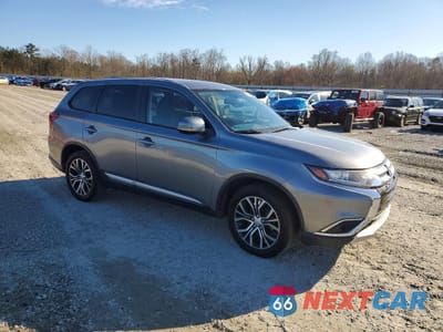 Czwarte zdjęcie samochodu z boku: 2018 MITSUBISHI OUTLANDER SE VIN:JA4AD3A3XJZ016300 - miniatura