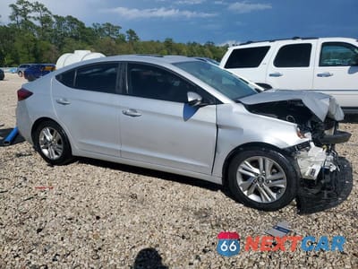 Czwarte zdjęcie samochodu z boku: 2019 HYUNDAI ELANTRA VALUE EDITION VIN:5NPD84LFXKH460564 - miniatura