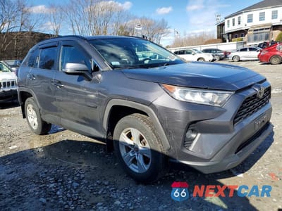Czwarte zdjęcie samochodu z boku: 2021 TOYOTA RAV4 XLE VIN:2T3P1RFV4MW197677 - miniatura