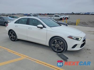Czwarte zdjęcie samochodu z boku: 2019 MERCEDES-BENZ A 220 4MATIC VIN:WDD3G4FB4KW020783 - miniatura