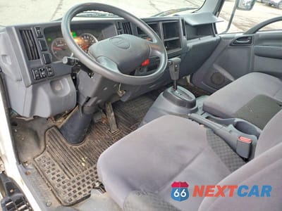 Zdjęcie 8 z 13 samochodu: 2014 ISUZU NPR BOX TRUCK VIN:JALB4W171E7400996 - miniatura