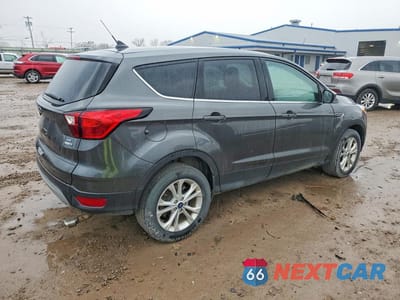 Trzecie zdjęcie samochodu z tyłu: 2019 FORD ESCAPE SE VIN:1FMCU9GDXKUA43864 - miniatura