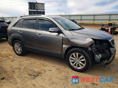 Czwarte zdjęcie samochodu z boku: 2011 KIA SORENTO LX VIN:5XYKTDA21BG078016 - miniatura