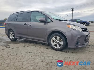 Czwarte zdjęcie samochodu z boku: 2018 TOYOTA SIENNA LE 8-PASSENGER VIN:5TDKZ3DC1JS922666 - miniatura