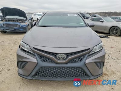 Piąte zdjęcie samochodu w środku: 2018 TOYOTA CAMRY SE VIN:4T1B11HK0JU538687 - miniatura