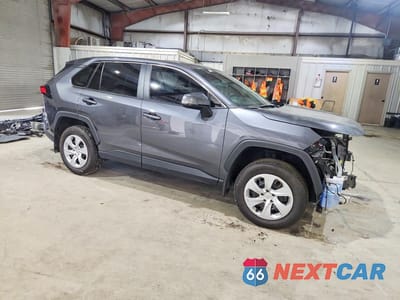Czwarte zdjęcie samochodu z boku: 2025 TOYOTA RAV4 LE VIN:2T3G1RFV2SC499600 - miniatura