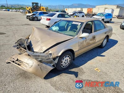 1998 TOYOTA CAMRY CE JT2BG22K1W0103069 - główne zdjęcie licytacji z USA - miniatura