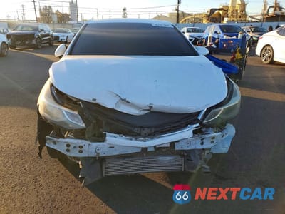 Piąte zdjęcie samochodu w środku: 2018 CHEVROLET CRUZE LT VIN:1G1BE5SM9J7192253 - miniatura