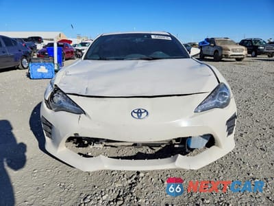 Piąte zdjęcie samochodu w środku: 2017 TOYOTA 86 BASE VIN:JF1ZNAA10H8704370 - miniatura