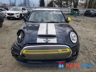 Piąte zdjęcie samochodu w środku: 2021 MINI COOPER SE VIN:WMWXP3C01M2N88442 - miniatura