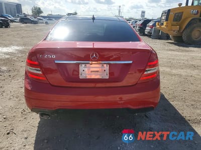Zdjęcie 6 z 12 samochodu: 2014 MERCEDES-BENZ C 250 VIN:WDDGJ4HB9EG265805 - miniatura