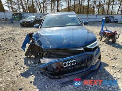 Piąte zdjęcie samochodu w środku: 2023 AUDI E-TRON PREMIUM VIN:WA1AAAGE3PB019627 - miniatura