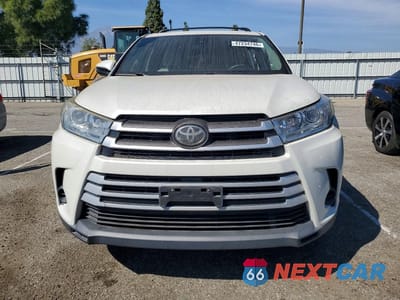 Piąte zdjęcie samochodu w środku: 2018 TOYOTA HIGHLANDER LE VIN:5TDZARFH1JS034873 - miniatura
