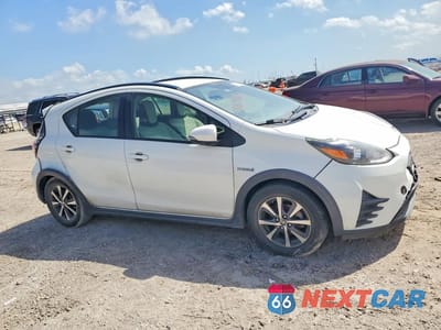 Czwarte zdjęcie samochodu z boku: 2018 TOYOTA PRIUS C ONE VIN:JTDKDTB38J1611802 - miniatura