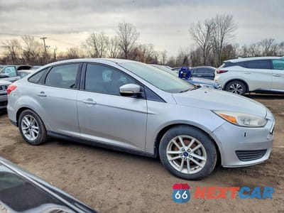 Czwarte zdjęcie samochodu z boku: 2017 FORD FOCUS SE VIN:1FADP3F21HL312335 - miniatura