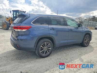 Trzecie zdjęcie samochodu z tyłu: 2018 TOYOTA HIGHLANDER XLE VIN:5TDKZRFH9JS249833 - miniatura