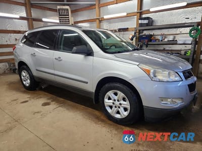 Czwarte zdjęcie samochodu z boku: 2012 CHEVROLET TRAVERSE LS VIN:1GNKVFED8CJ269071 - miniatura