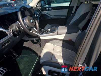 Zdjęcie 7 z 12 samochodu: 2025 BMW X7 M60I VIN:5UX33EM09S9Z58501 - miniatura