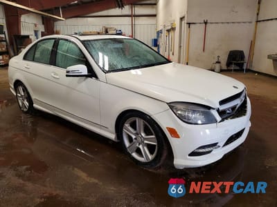 Czwarte zdjęcie samochodu z boku: 2011 MERCEDES-BENZ C 300 4MATIC VIN:WDDGF8BB7BR183007 - miniatura