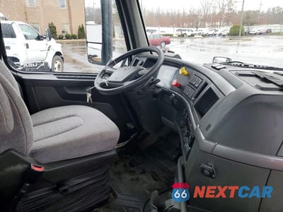 Piąte zdjęcie samochodu w środku: 2019 VOLVO VNR - SEMI TRUCK VIN:4V4W19DF2KN221488 - miniatura