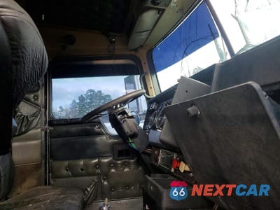 Piąte zdjęcie samochodu w środku: 2000 KENWORTH W900 SEMI TRUCK VIN:1XKWDB9X3YR848458 - miniatura