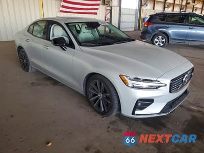 Czwarte zdjęcie samochodu z boku: 2021 VOLVO S60 T5 R-DESIGN VIN:7JR102FZ0MG123026 - miniatura