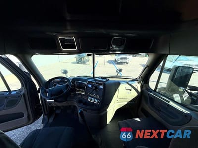 Zdjęcie 9 z 10 samochodu: 2018 FREIGHTLINER CASCADIA TRUCKS VIN:1FUJGLDR6JLHF2531 - miniatura