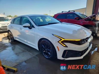 Czwarte zdjęcie samochodu z boku: 2025 KIA K5 LXS VIN:KNAG24J78S5358901 - miniatura