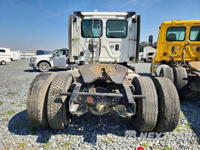 Zdjęcie 6 z 10 samochodu: 2015 FREIGHTLINER CASCADIA SEMI TRUCK VIN:1FUBGED56FLGL0454 - miniatura
