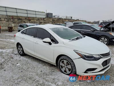 Czwarte zdjęcie samochodu z boku: 2018 CHEVROLET CRUZE LS VIN:1G1BC5SMXJ7127854 - miniatura