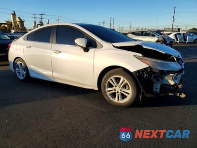 Czwarte zdjęcie samochodu z boku: 2018 CHEVROLET CRUZE LT VIN:1G1BE5SM9J7192253 - miniatura