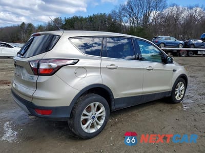 Trzecie zdjęcie samochodu z tyłu: 2017 FORD ESCAPE SE VIN:1FMCU9GD0HUA73335 - miniatura
