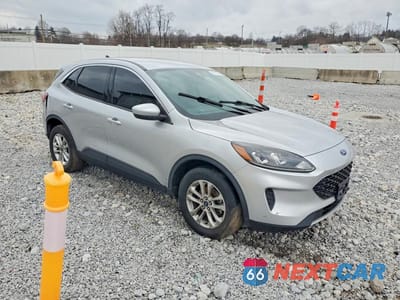 Czwarte zdjęcie samochodu z boku: 2020 FORD ESCAPE SE VIN:1FMCU9G64LUA50134 - miniatura