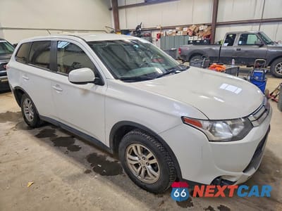 Czwarte zdjęcie samochodu z boku: 2015 MITSUBISHI OUTLANDER ES VIN:JA4AZ2A34FZ600999 - miniatura