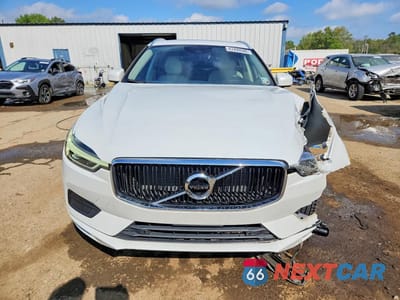 Piąte zdjęcie samochodu w środku: 2018 VOLVO XC60 T5 MOMENTUM VIN:YV4102RK9J1024861 - miniatura