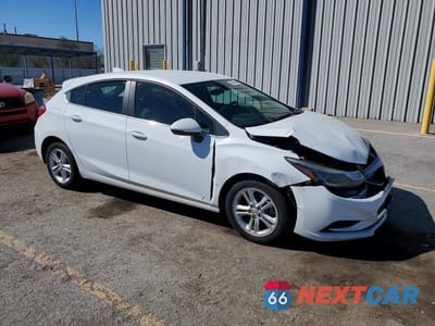 Czwarte zdjęcie samochodu z boku: 2018 CHEVROLET CRUZE LT VIN:3G1BE6SM5JS593578 - miniatura