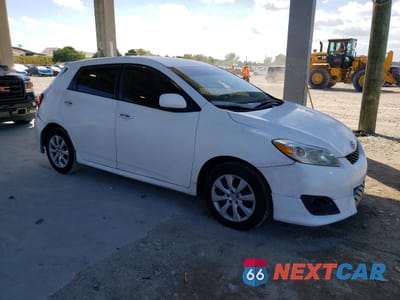 Czwarte zdjęcie samochodu z boku: 2010 TOYOTA MATRIX BASE VIN:2T1KU4EE0AC276663 - miniatura