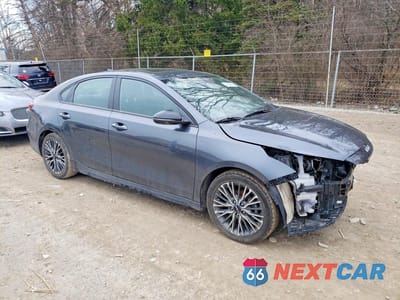 Czwarte zdjęcie samochodu z boku: 2023 KIA FORTE GT-LINE VIN:3KPF54ADXPE663355 - miniatura