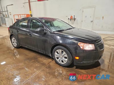 Czwarte zdjęcie samochodu z boku: 2014 CHEVROLET CRUZE LS VIN:1G1PA5SG7E7326324 - miniatura