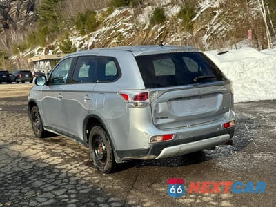 Trzecie zdjęcie samochodu z tyłu: 2015 MITSUBISHI OUTLANDER SE VIN:JA4AZ3A39FZ001036 - miniatura