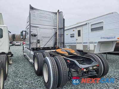Trzecie zdjęcie samochodu z tyłu: 2021 VOLVO VNL SEMI TRUCK VIN:4V4NC9EJ4MN262863 - miniatura