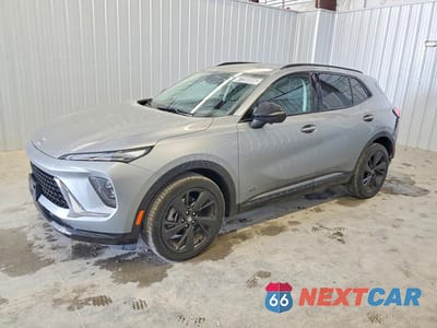 2025 BUICK ENVISION SPORT TOURING LRBFZLE41SD077872 - główne zdjęcie licytacji z USA - miniatura