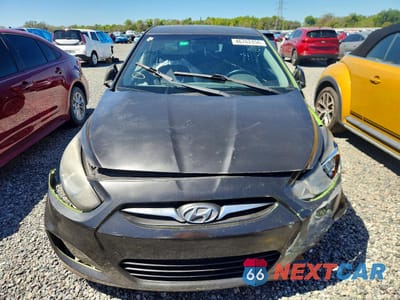 Piąte zdjęcie samochodu w środku: 2013 HYUNDAI ACCENT SE VIN:KMHCU5AE4DU130754 - miniatura