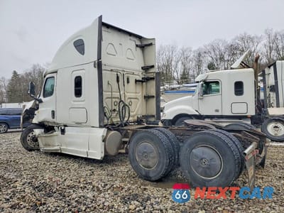 Trzecie zdjęcie samochodu z tyłu: 2018 FREIGHTLINER CASCADIA 126 SEMI TRUCK VIN:3AKJHHDR4JSJV5684 - miniatura