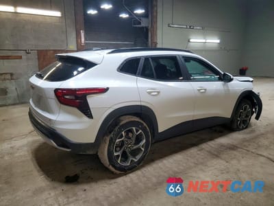 Trzecie zdjęcie samochodu z tyłu: 2024 CHEVROLET TRAX 1LT VIN:KL77LHE23RC174233 - miniatura
