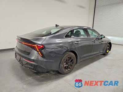 Trzecie zdjęcie samochodu z tyłu: 2025 KIA K5 LXS VIN:KNAG24J70S5346760 - miniatura