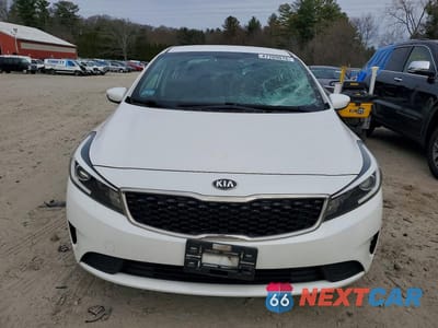 Piąte zdjęcie samochodu w środku: 2017 KIA FORTE LX VIN:3KPFL4A7XHE133064 - miniatura