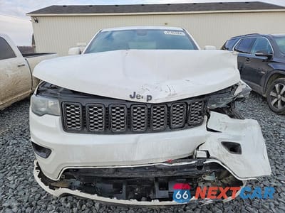Piąte zdjęcie samochodu w środku: 2020 JEEP GRAND CHEROKEE LAREDO VIN:1C4RJFAG3LC400124 - miniatura