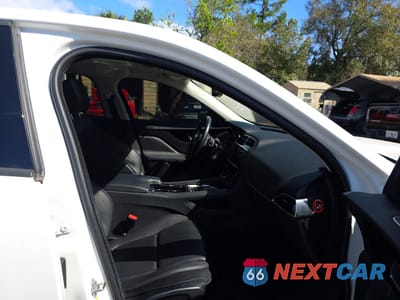 Piąte zdjęcie samochodu w środku: 2018 JAGUAR F-PACE PREMIUM VIN:SADCJ2EV9JA252811 - miniatura